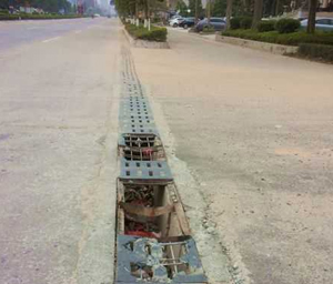 信宜迎宾路地税局路口现两窟窿 呼吁有关部门尽早抢修 信宜迎宾路地税局路口现两窟窿 呼吁有关部门尽早抢修