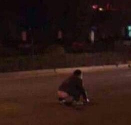 惊现“大便哥” 浙江男子蹲马路中间大便被撞飞 惊现“大便哥” 浙江男子蹲马路中间大便被撞飞